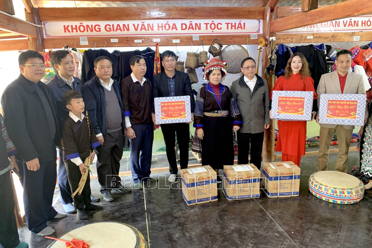 ….tặng quà các trường học trên địa bàn xã Tà Mung, huyện Than Uyên.